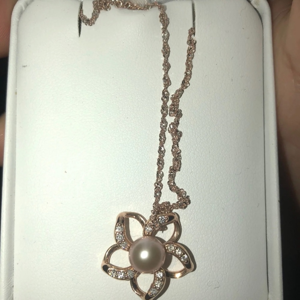 Rose gold pearl necklace w/ light pink pearl